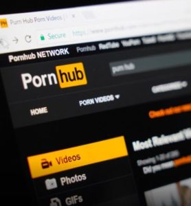 Lee más sobre el artículo El reconocimiento facial podría ser obligatorio para acceder a pornografía en línea