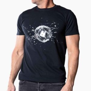 Lee más sobre el artículo «La camiseta a prueba de balas» de Tesla ya esta disponible con la imagen del vidrio estrellado de la Cybertruck