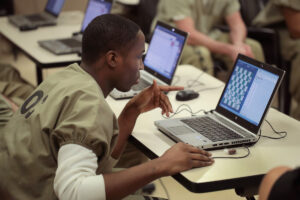 Lee más sobre el artículo La Universidad de Columbia está enseñando programación en Python a ex prisioneros para ayudarlos a conseguir trabajo