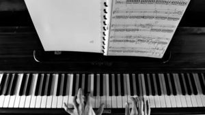 Lee más sobre el artículo Udemy Gratis: Curso en español para aprender piano (ejercicios de calentamiento)
