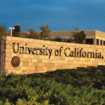 La Universidad de California tiene un curso de redacción avanzada en ingles y es gratis en línea