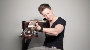 Lee más sobre el artículo ¿Quieres dominar la guitarra fingerstyle como Tobias Rauscher? Conoce las 3 técnicas fundamentales en este curso gratis de Udemy
