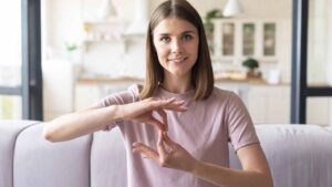 Lee más sobre el artículo Curso en línea para dominar la lengua de señas sin pagar un centavo