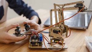 Lee más sobre el artículo Robótica para todos: Aprende a construir y programar robots con este curso gratuito