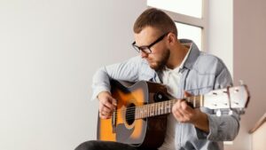 Lee más sobre el artículo Aprende a tocar la Guitarra con 68 lecciones en en este curso gratis