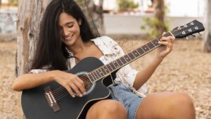 Lee más sobre el artículo Aprende guitarra desde cero con este curso online gratuito y certificado