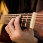 Aprende a tocar la guitarra desde casa con este Curso gratuito en línea