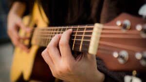 Lee más sobre el artículo Aprende a tocar la guitarra desde casa con este Curso gratuito en línea