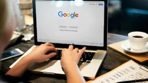 Lee más sobre el artículo ¿Buscas potenciar tu carrera? Google tiene la respuesta con sus cursos gratuitos