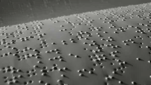 Lee más sobre el artículo Aprende braille desde casa: Curso en línea gratuito usa la vista para enseñar lectura táctil