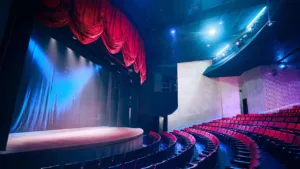 Lee más sobre el artículo ¿Listo para pisar el escenario? Inscríbete en este curso de teatro online y gratis