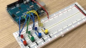 Lee más sobre el artículo ¿Te gustaría crear tu propio robot? Universidad te enseña gratis con su nuevo curso de Arduino